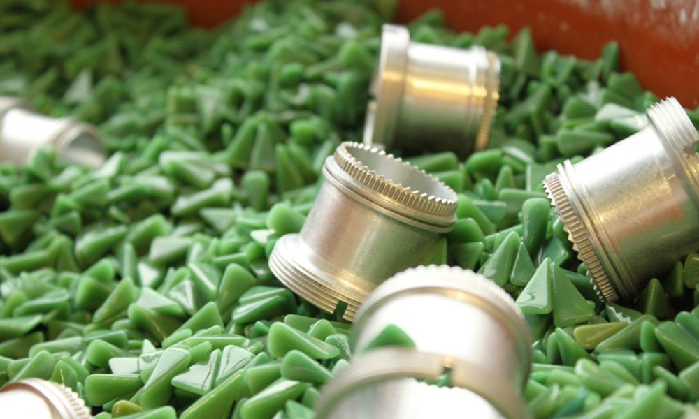 Particolari metallici sottoposti alla burattatura dei metalli.