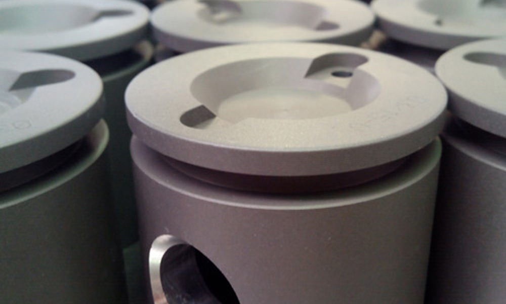 Particolari metallici lavorati con la tecnica di lavaggio a solvente.