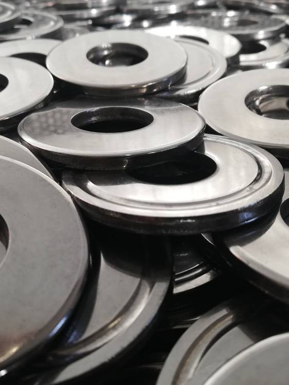 Minuterie metalliche dopo essere state sottoposte al lavaggio ad ultrasuoni.
