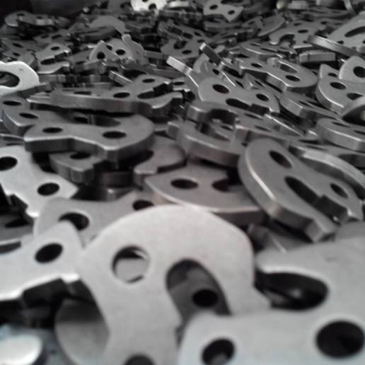 Pezzi di acciaio lavorati con la tecnica della burattatura.