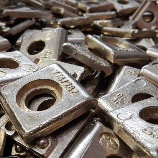 Varie minuterie metalliche dopo il lavoro di burattatura dei metalli.