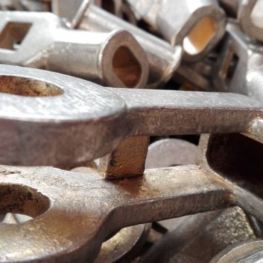 Maglie di metallo lavorate col processo di burattatura.