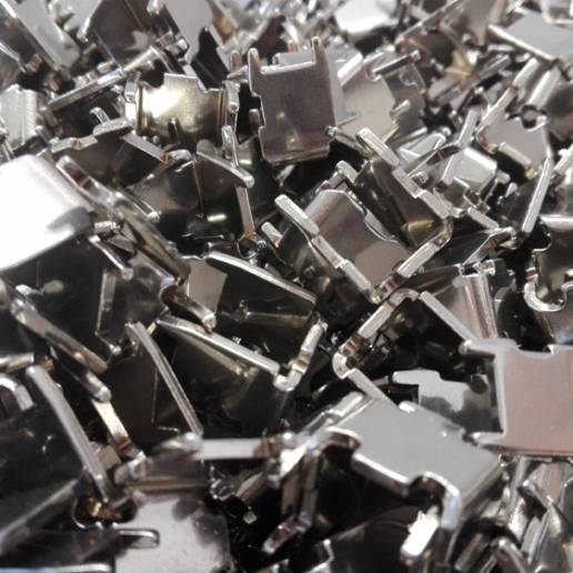 Pezzi meccanici di precisione lavorati con la tecnica della burattatura del metallo.