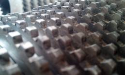 Focus sulle minuterie metalliche trattate con la vibrosbavatura.