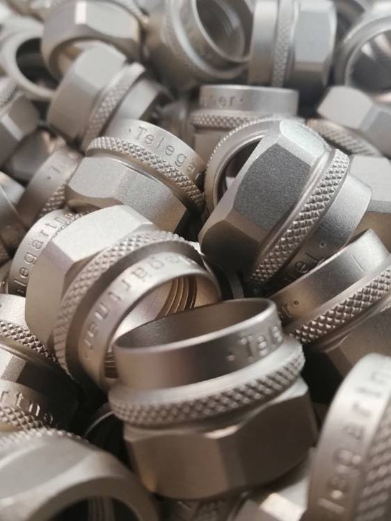 Raccordi metallici sottoposti alla lavorazione di pallinatura dell'acciaio inox.