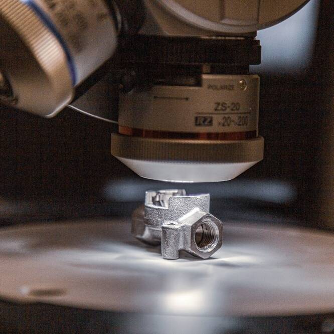 Microscopio che controlla la qualità di una minuteria metallica lavorata da Sbatech.