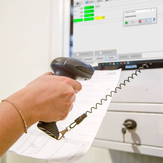 Lettore di codice a barre per il controllo qualità dei prodotti metallici lavorati.