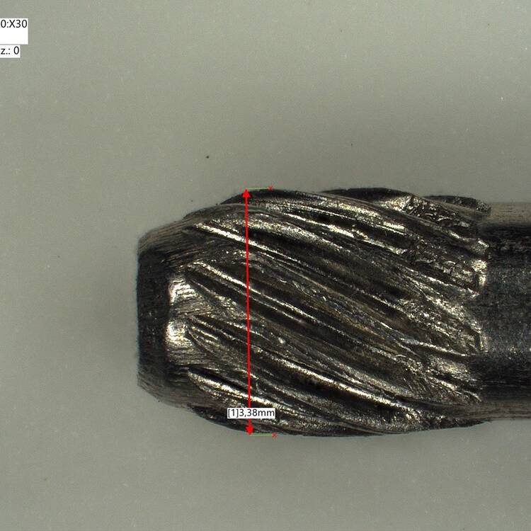 Pezzo di metallo lavorato con le indicazioni sul diametro a seguito del controllo qualità.