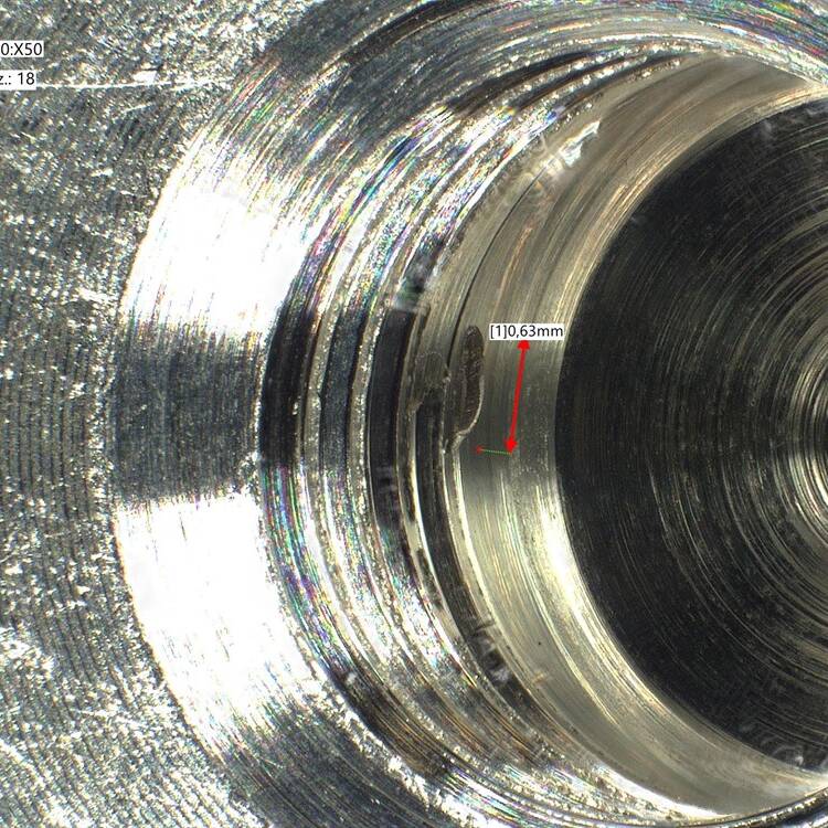 Interno di un particolare metallico sottoposto al controllo qualità.