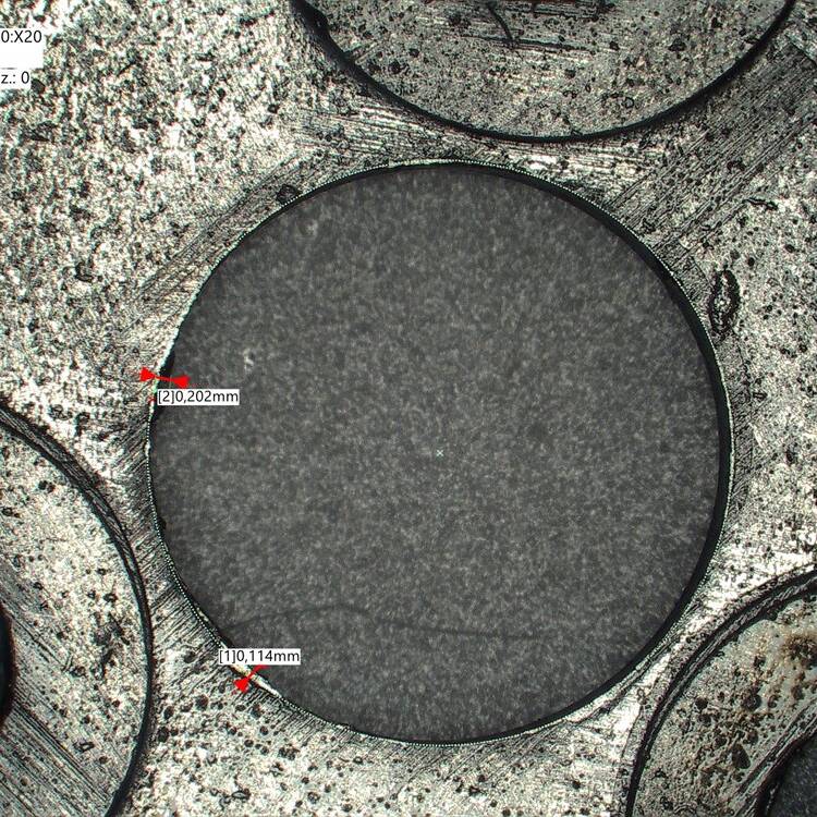 Dettaglio di un controllo qualità al microscopio di una particolare metallico.